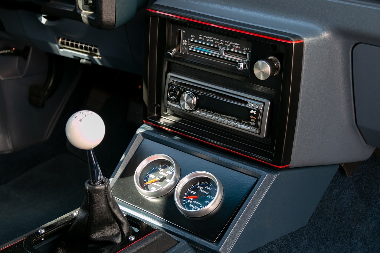 Najlepsze nagłośnienie w samochodzie do 2000 złotych – wybieramy radio i głośniki
