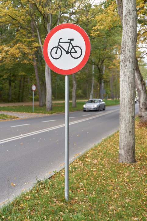 Zasady ustawiania znaków zakazu na drodze