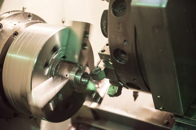 Jak nowoczesne technologie CNC wpływają na precyzję i efektywność produkcji w przemyśle metalowym?